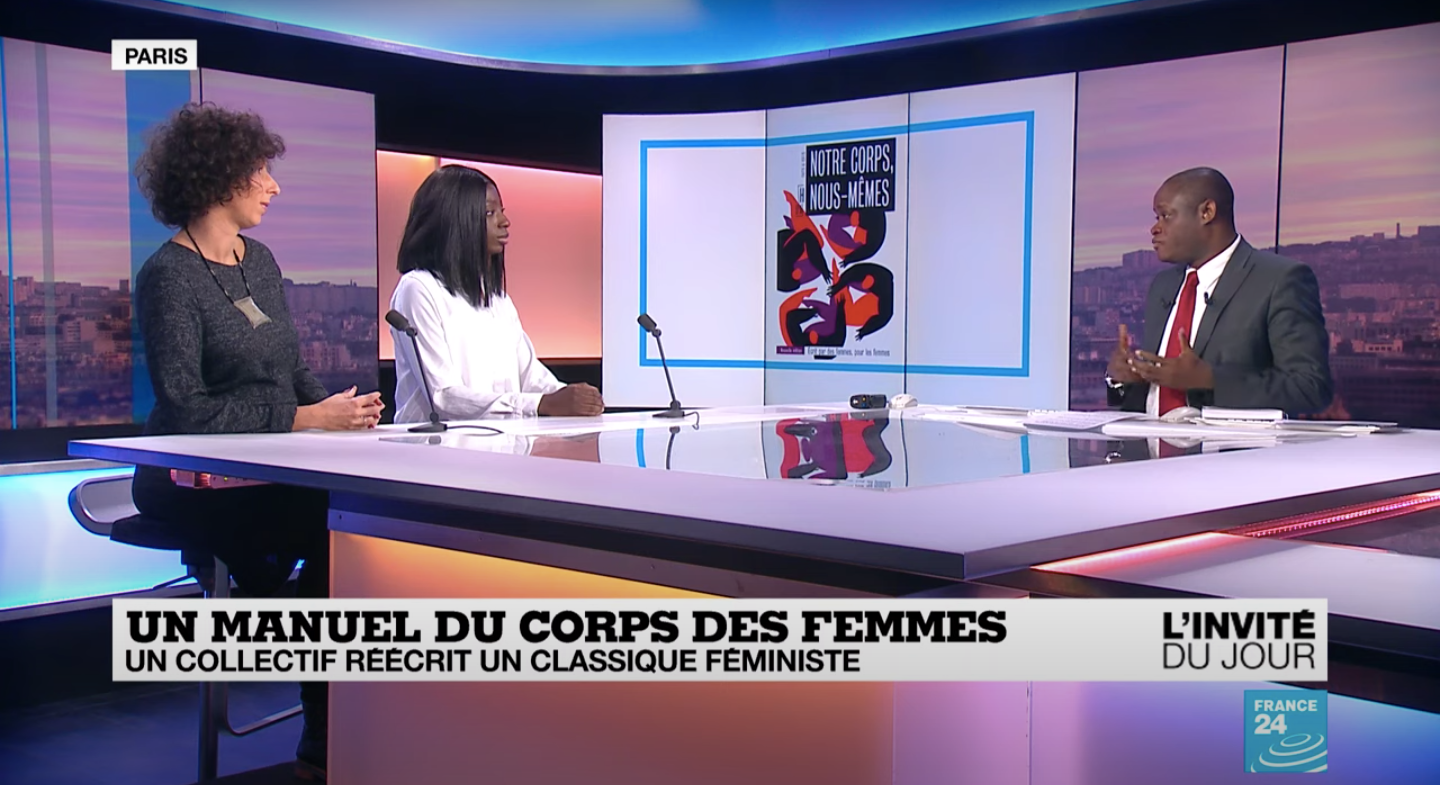 plateau télé France 24 avec couverture du livre en arrière-plan