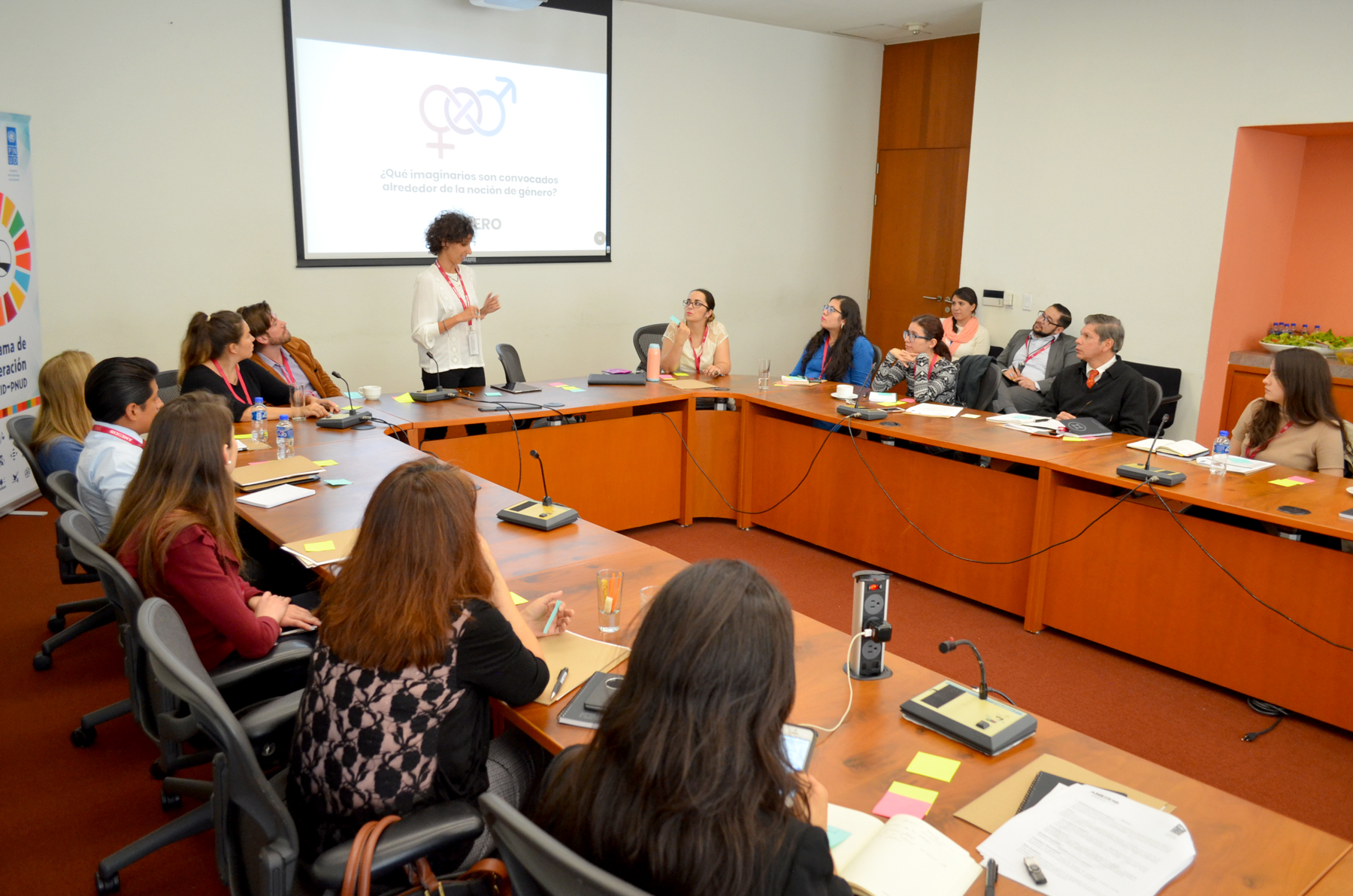 personnes assises derrière une table en U marron