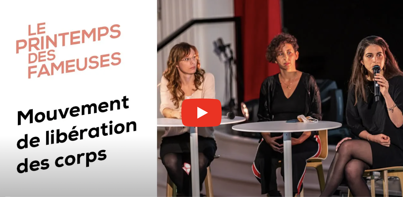 3 femmes assises derrière deux tables hautes rondes blanches.